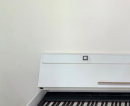 پیانو یاماها p115 با جعبه و لوازم رنگ مشکی دست دوم
