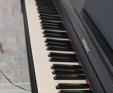 پیانو Roland RP102 در حد نو دست دو